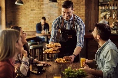 Konobar preuzima i poslužuje porudžbinu